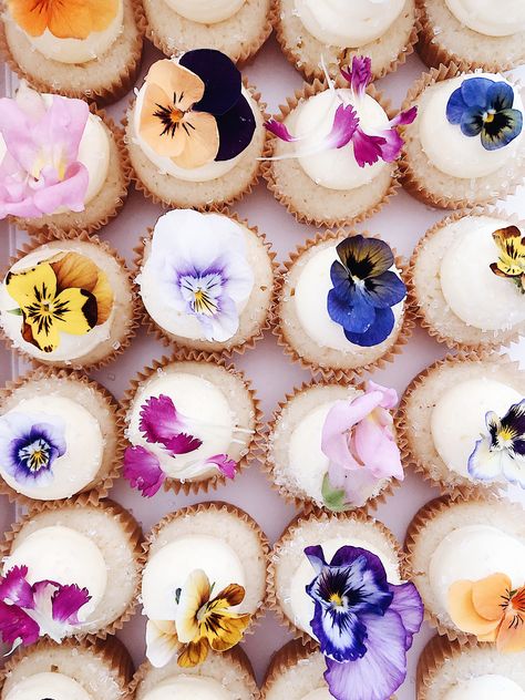 Edible Pansy Flowers, Floral Party Snacks, Wedding Cupcakes With Flowers, Garden Party Cupcake Ideas, Edible Flowers Cupcakes, Garden Wildflower Wedding, Bridal Shower Table Centerpiece, Floral Drinks Edible Flowers, Desserts With Flowers