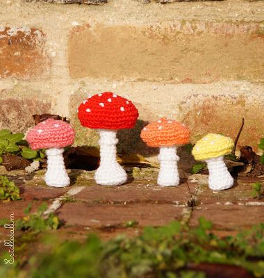 Doudou, maman, papa et moi: Champignons vénéneux [Tuto crochet] 🍄🍁✂ Knitted Stuff, Crochet Mushroom, Diy Magazine, Feather Wings, Dragon Pattern, Amigurumi Free Pattern, Crochet Patterns Amigurumi, Crochet Crafts, Crochet Ideas