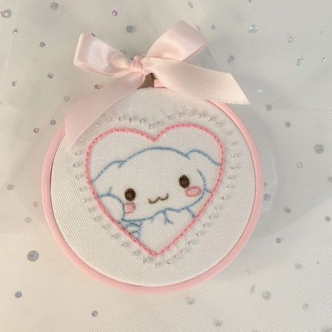 Pintura A Guache, Hello Kitty Themes, Pola Sulam, Embroidery On Clothes, Cute Embroidery, Sewing Embroidery Designs, Hand Embroidery Art, Diy Crochet Projects, Hand Embroidery Patterns