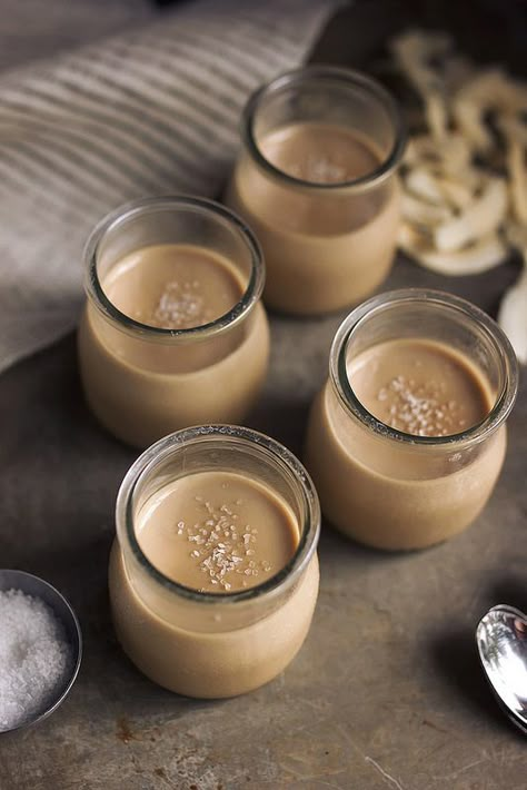 Salted Caramel Coconut Panna Cotta / Tasty Yummies Pudding Photography Styling, Blush Styles, Dessert Styling, Coconut Panna Cotta, Caramel Coconut, Panna Cotta Recipe, Paleo Recipes Dessert, Vegan Coconut, Coconut Caramel