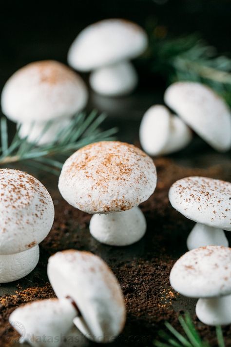 Meringue mushrooms are adorable on Christmas cookie platters and perfect for decorating cakes like yule logs (Meringue mushrooms step-by-step photos) Gluten Free Yule Log, Yule Log Cake Recipe, Meringue Mushrooms, Yule Log Recipe, Christmas Yule Log, Chocolate Yule Log, Mushroom Cookies, Yule Log Cake, Log Cake