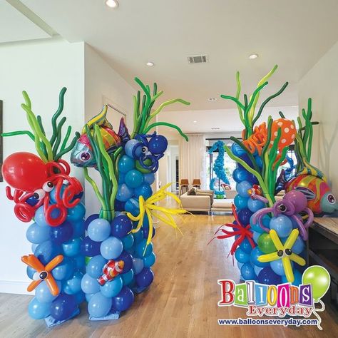 Nemo 2nd Birthday, Octonauts Balloon Garland, Underwater Balloon Arch, Nemo Balloon Decoration, Finding Nemo Balloon Decor, Balloon Octopus Diy Under The Sea, Finding Nemo Backdrop Ideas, Under Water Theme Birthday Party, Finding Nemo Theme Party