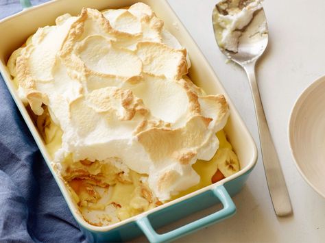 Get this all-star, easy-to-follow Banana Pudding recipe from Trisha Yearwood Puding Pisang, Trisha Yearwood Recipes, Homemade Vanilla Pudding, Banana Pudding Recipe, Cake Mug, Southern Desserts, Trisha Yearwood, Winter Desserts, Vanilla Wafers