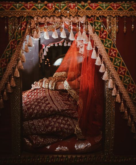 Doli Entry Bride, Royal Bride Entry Indian Wedding, Red Indian Wedding Decor, Wedding Palki, Palki Design, Doli Decoration, Royal Wedding Venue, Red Indian Wedding, Royal Indian Wedding