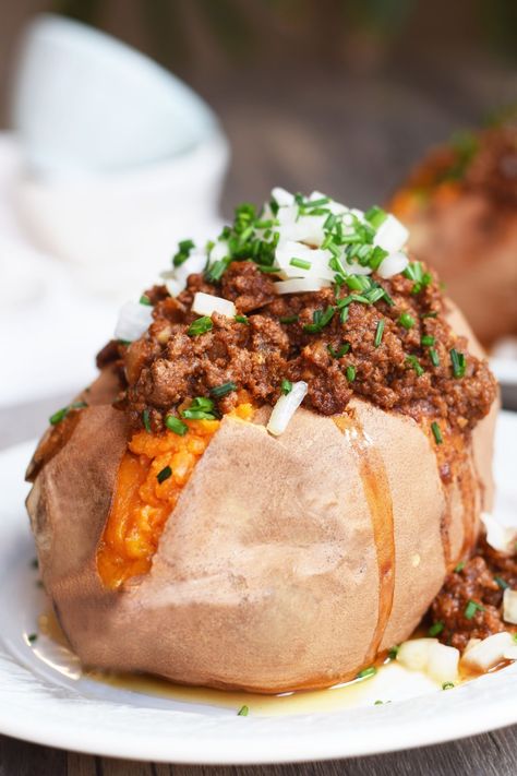 These enchilada stuffed sweet potatoes are filled with a delicious ground beef (or chicken) and tomato sauce mixture, then topped with chives, chopped onion and avocado. An easy, healthy meal that’s comfort food at its finest! #sweetpotato #paleo #glutenfree #whole30 #enchilada #stuffedsweetpotato Enchilada Stuffed Sweet Potatoes, Enchilada Pasta, Making Baked Potatoes, Stuffed Sweet Potatoes, Paleo Beef, Cooking Sweet Potatoes, What's For Dinner, Foods To Avoid, Sweet Potato Recipes