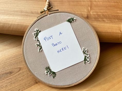 Embroidery Gifts For Grandma, Polaroid Embroidery Hoop, Polaroid Hoop, Embroidery With Photo, Embroidery Picture Holder, Framed Embroidery Ideas, Picture Frame Embroidery, Embroidered Polaroid Frame, Embroidered Photo Frames