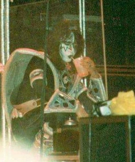 Ace Frehley Funny, Ace Frehley Tattoo, Ace Frehley And Eric Carr, Ace Frehley Wallpaper, Kiss 80s, Kiss Stories, Tina Aumont, 80s Rock Band, Kiss Photos