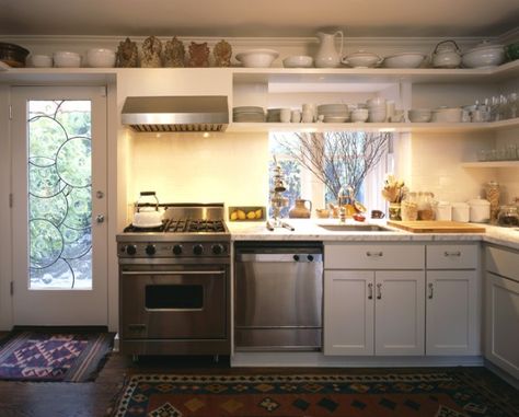 white kitchen Kitchen With Open Shelving, Kitchen Floating Shelves, Bungalow Kitchen, Craftsman Kitchen, Bungalow Renovation, Cozy Kitchen, Transitional Kitchen, White Kitchen Cabinets, Traditional Kitchen