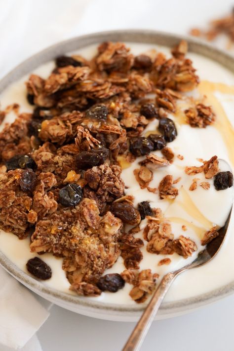 Cinnamon Raisin Granola, Cinnamon Granola Recipe, Raisin Granola, Oat Clusters, Gluten Free Granola Recipe, Crispy Granola, Recipe For Oatmeal, Grace Mitchell, Oatmeal Raisin Cookie