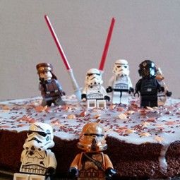 Mit ein paar LEGO Figuren wird aus einem ganz normalen Kuchen ein galaktischer Star Wars Geburtstagskuchen. Lego Party, Star Wars Party, Kylo Ren, Bday Party, Kids Meals, Birthday Candles, Birthday Parties, Lego, Darth Vader