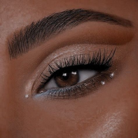 Simple Rhinestone Eye Look, Festival Makeup Looks Glitter Eye, Rhinestone Makeup Ideas, Green And White Eye Makeup, Make Up With Strass Glitter, Prom Makeup With Rhinestones, White Prom Makeup, Makeup Strass Eye, Hoco Makeup Ideas For Brown Eyes