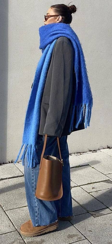 Blue Scarf Outfit, Scarf Outfit Winter, Long Coat Outfit, Street Style 2023, Long Grey Coat, Chique Outfit, Blue Jean Outfits, Wedding Traditions, Scarf Outfit