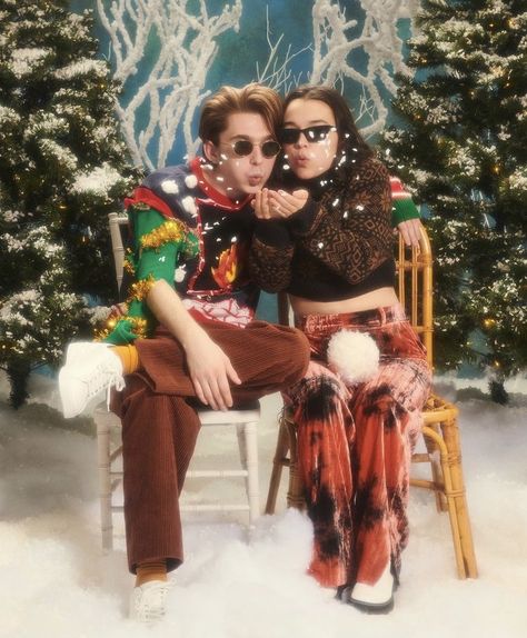 70s Christmas Aesthetic Outfit, 90s Christmas Pictures, Nostalgia Christmas Aesthetic, 80s Christmas Photos, Dash And Lily Fanart, Retro Christmas Photoshoot, Christmas Vacation Aesthetic, Retro Holiday Aesthetic, The Holiday Movie Aesthetic