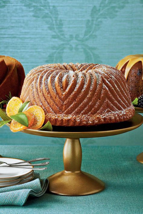 Brown Sugar-Bourbon Bundt - The Best Super Bowl Desserts for Your Party - Southernliving. Recipe: Brown Sugar-Bourbon Bundt  This impressive looking and delicious bundt cake will keep your guests milling around the dessert table instead of watching the game. Bourbon Bundt Cake, Bourbon Dessert, Bowl Desserts, Punch Bowl Cake, Superbowl Desserts, Fall Cake Recipes, Southern Cake, Bundt Pans, Brown Butter Chocolate Chip