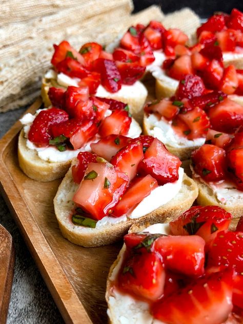 It is perfect to bring to a 4th of July party, potluck, or to set out as an appetizer for your summer grill-outs. Strawberry Basil Bruschetta, Bruschetta With Feta, Strawberry Bruschetta, Bruschetta Appetizer, Strawberry Salsa, How To Cook Liver, Strawberry Basil, Recipes For Summer, Nut Free Recipes