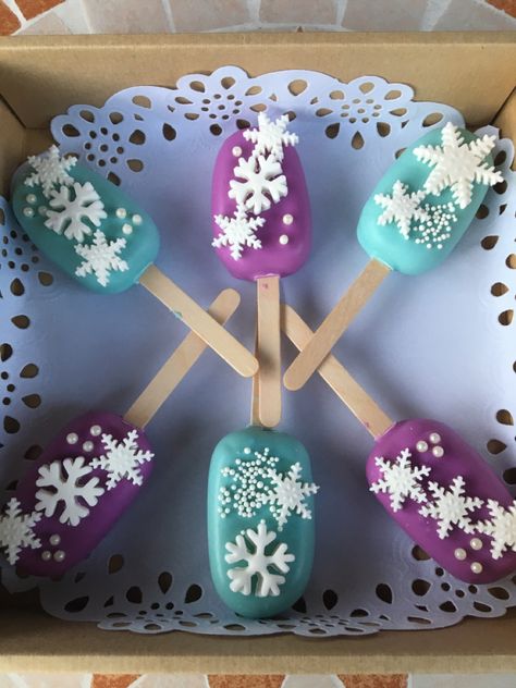 Elsa Popsicles, Frozen Theme Cakesicles, Frozen Cakesicles, Frozen Cakepops, Chocolate Lace Cake, Pastel Frozen, Frozen Birthday Party Cake, Popsicles Cake, Cake Popsicles