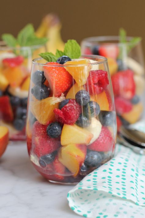 Simple Fruit Salad Cups_close up by Hip Foodie Mom Spa Food Ideas, Fruit Salad Cups, Fruit Salad Ideas, Simple Fruit Salad, Sprite Soda, Cup Of Fruit, Salad Cups, Spa Food, Brunch Easy