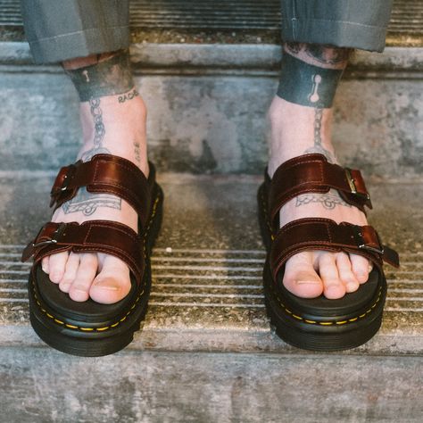 Dr. Martens Myles sandal: http://www.drmartens.com/uk/p/23523211 Dr Martens Myles, Doc Martens Sandals, Blaire Sandal, Brown Dr Martens, Martens Sandals, Red Doc Martens, Dr Martens Sandals, Outfit Homme, Martens Outfit