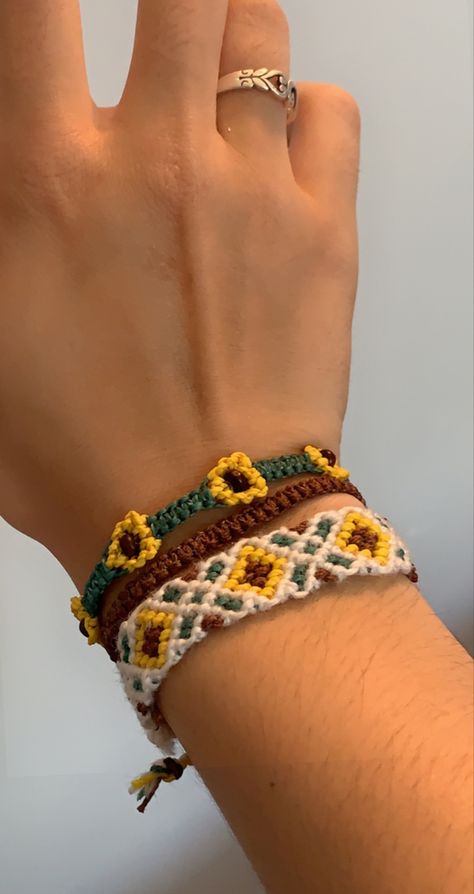 Crochet Braslets Easy, Friendship Bracelet Choker, Embroidery Bracelets Aesthetic, Fall Embroidery Bracelets, Yarn Bracelets Aesthetic, Fall Friendship Bracelets Colors, Spring Friendship Bracelets, Autumn Friendship Bracelet, Woven Bracelets Pattern