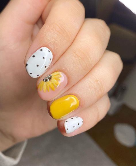 55 Cute Yellow Sunflower Nail Designs for 2020,yellow sunflower nailsacrylic,sunflower nails coffin Sunflower Nail, Sunflower Nail Art, Sunflower Nails, Nagel Tips, Cute Gel Nails, Disney Nails, Summer Acrylic Nails, Gradient Nails, Yellow Sunflower