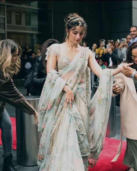 Ab Aesthetic, Alia Bhatt Met Gala, The Targaryens, Alia Bhatt Saree, Fabric Illustration, Reception Saree, Another Universe, Silk Sarees Online Shopping, Indian Look