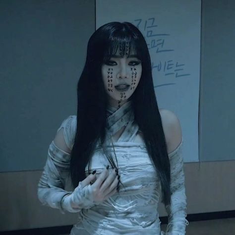 @debaek shared a video on Instagram: “#q : you have to dress up as the joker [soyeon's costume], the mummy [soojin's costume] or the corpse bride [miyeon's costume]. which one…” • Oct 29, 2019 at 3:27pm UTC Kpop Costume, Mummy Halloween Costume, The Corpse Bride, Mummy Costume, Vampire Bride, Seo Soojin, Halloween Makeup Pretty, Halloween Makeup Inspiration, Scary Halloween Costumes