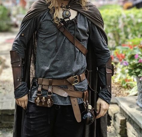 Dnd Cosplay Men, Medieval Male Outfit, Ten Faire Outfit Men, Ren Faire Outfit Ideas Men, Ren Fair Masculine, Forest Core Outfits Men, Druid Cosplay Male, Simple Ren Faire Outfit Men, Renn Faire Outfit Men