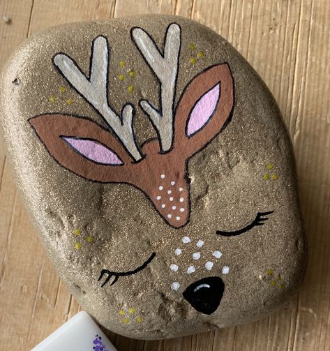 Deer Rock Painting, Deer Face, Christmas Pebble Art, Happy Rock, Diy Rock Art, Painted Rock Animals, Stone Art Painting, Happy Stones, Painted Rocks Kids