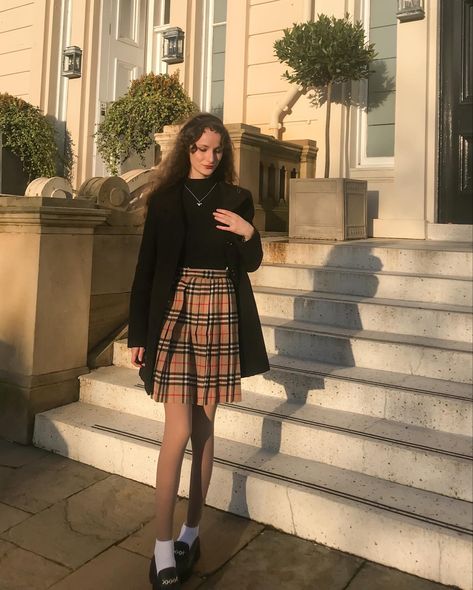 Pleated Tartan Skirt Outfit, Work Mini Skirt Outfit, Check Pleated Skirt Outfit, Burberry Skirt Outfit Plaid, Loafers With Dress Outfits, Burberry Dress Outfit, Burberry Aesthetic Outfit, Loafers Old Money, Burberry Skirt Outfit