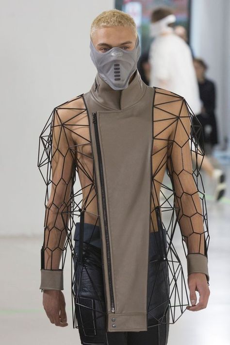 Lampshade hat, Bane-style mask and nappy pants - this fashion show ... Cyberpunk Mode, Mode Queer, Mode Cyberpunk, Haute Couture Style, Gay Fashion, Cyberpunk Fashion, Weird Fashion, Futuristic Fashion, Mode Masculine