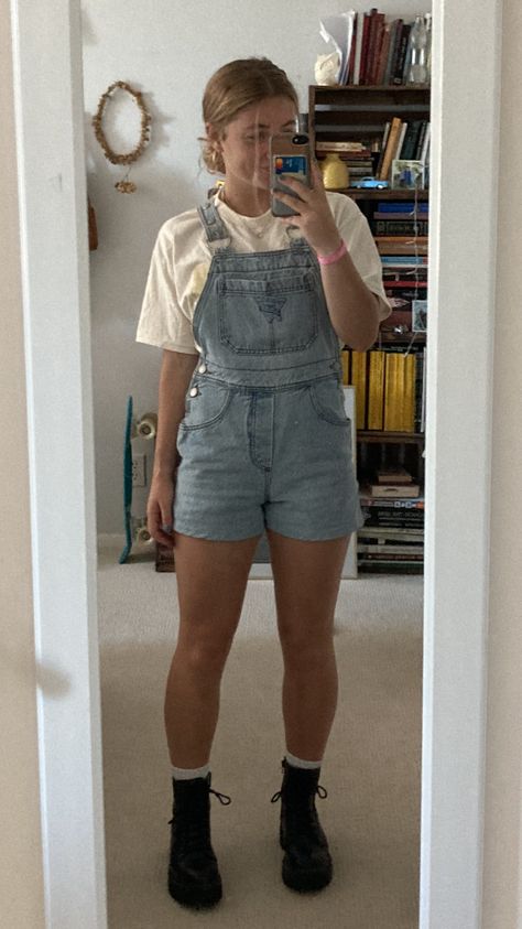 Dungarees Outfit Shorts, Overall Shorts Outfit Fall, Dungarees Outfit Summer, Dungaree Shorts Outfit, Short Dungarees Outfit, Overalls Shorts Outfit, Short Overalls Outfit, Overalls Outfit Short, Cute Overall Outfits