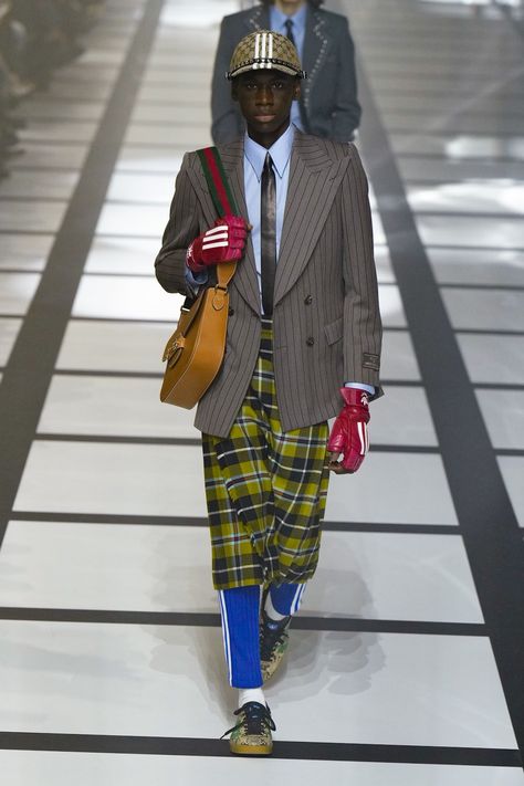 Gucci Fall 2022, Gucci 2022, Jogging Adidas, Le Kilt, Clown Costumes, Fw 2022, 2022 Fashion Show, Gucci Spring, Gender Fluid