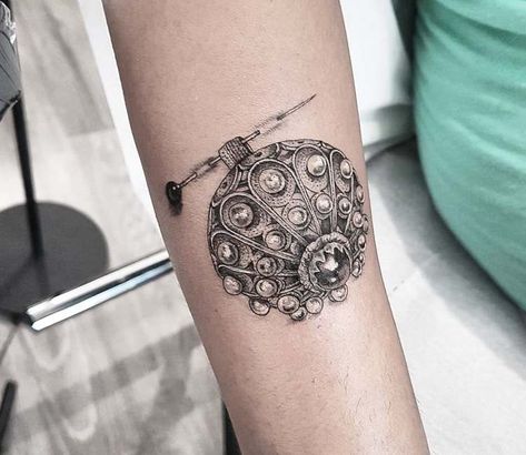 Ilaria Tattoo, Black And Gray Tattoos, Black And Grey Tattoo, World Tattoo, Realistic Tattoo, Tattoo Artwork, Large Tattoos, Jewelry Tattoo, Leg Tattoo