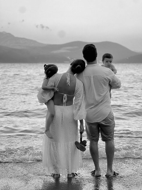 Black And White Beach Photos Family, Black And White Family Beach Pictures, Beach Family Shoot Ideas, Silhouette Family Pictures, Beach Day Family, Beach Inspo Pics Family, Family Photo Shoot At The Beach, Beach Poses For Family, Family Of 4 Beach Pictures Outfits