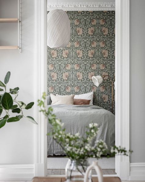 my scandinavian home on Instagram: “This William Morris ‘Pimpernel’ wallpaper is everywhere right now - when I see this Swedish bedroom I can totally see why! Are you a fan…” Swedish Bedroom, William Morris Wallpaper, Morris Wallpapers, Decorate Entryway, Pallet Decorations, Scandinavian Bedroom, Valentines Decorations, Decor Quotes, Decorative Ceiling