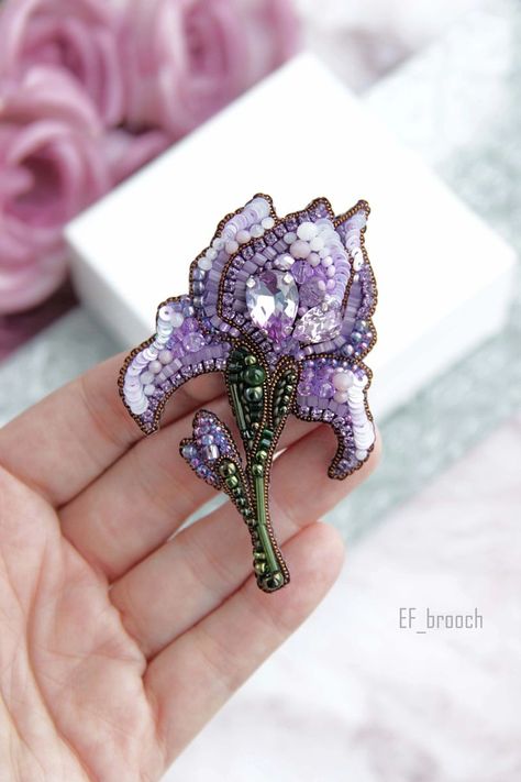 embroidery ideas Beaded Jewelry Flower, Brooch Embroidery, Beaded Brooches, Bead Crafts Diy, Embroidered Brooch, Textile Art Embroidery, Brooch Flower, Iris Flower, Bead Embroidery Patterns