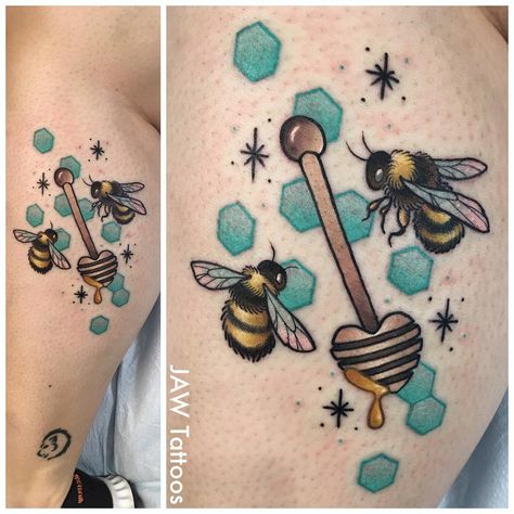 ⒿⒺⓈⓈ ⓌⒽⒾⓉⒺ on Instagram: “Sweet little honey bees for Melissa 🐝 . . . #jawtattoos #jessicaannwhite #honeybee #beetattoo #honeytattoo #honeystick #honeycomb…” Whimsical Bee Tattoo, Bee And Honey Tattoo, Honey Tattoo, Honeybee Tattoo, Queen Bee Tattoo, Honeycomb Tattoo, Honey Bee Tattoo, Whimsical Tattoos, Strawberry Tattoo