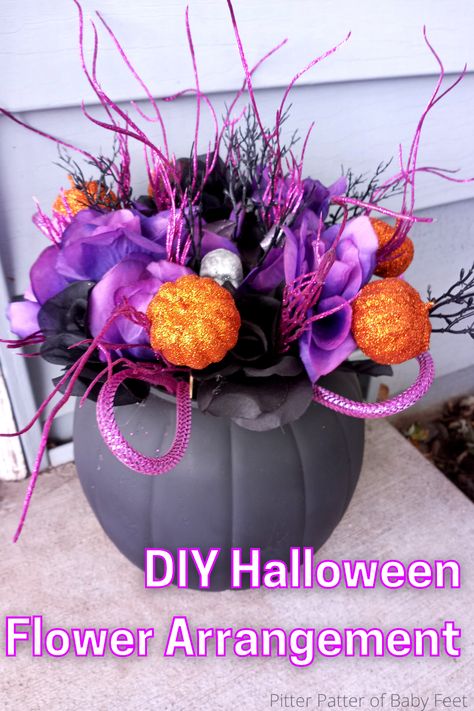 Wanting to add to your Halloween decorations this year? Looking for a cheap Dollar Tree DIY home decor idea? Then try this Halloween flower arrangement! halloween decorations outdoor, halloween decorations diy, halloween floral arrangement diy, halloween dollar tree diy, halloween dollar tree crafts, dollar tree crafts Hocus Pocus Flower Arrangement, Halloween Flower Box Ideas, Halloween Faux Flower Arrangements, Diy Halloween Centerpieces Table Dollar Tree, Diy Halloween Flower Arrangements, Dollar Tree Halloween Flower Arrangements, Dollar Tree Halloween Centerpiece, Halloween Flower Arrangements Diy, Halloween Floral Arrangements Diy