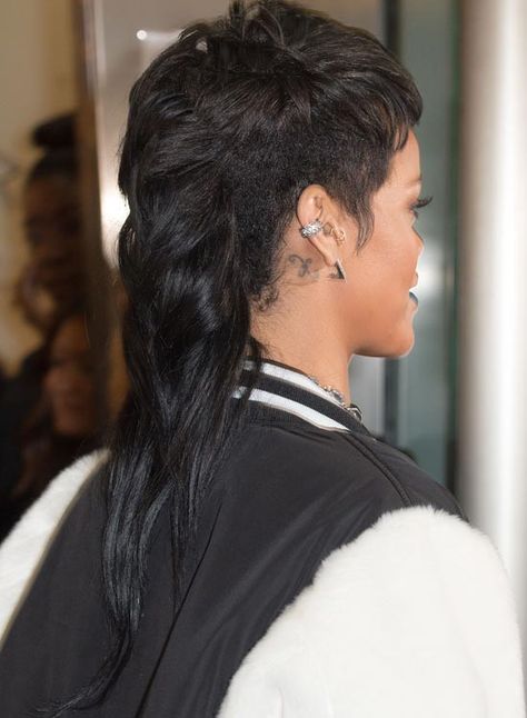 Edgy mullet (back) Rihanna Mullet, Shoulder Layered Haircuts, Short Hair Long Bangs, Rihanna Short Hair, Ombre Wavy Hair, Rihanna Hairstyles, Dunner Wordend Haar, Mullet Haircut, Haircut Inspiration