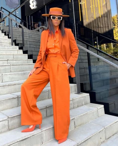 Monochromatic Orange Outfit, Orange Suit Women, Jw Outfits, Orange Monochrome, Ankle Boots With Jeans, How To Wear Ankle Boots, Gala Ideas, Orange Suit, Monochromatic Fashion