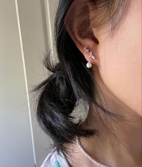 Pearl Earrings Aesthetic, Piercing Aesthetic, Aesthetic Diamond, Piercing Inspiration, Jewellery Pearl, Double Earrings, Double Piercing, Second Piercing, Earrings Aesthetic