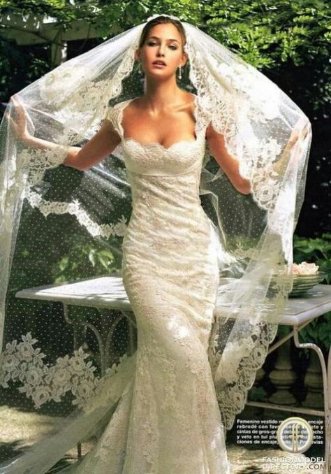 Very latina vintage Wedding Dressses, Vintage Veils, Boda Mexicana, White Wedding Dress, A Wedding Dress, Pretty Wedding, Wedding Veils, 인물 사진, Wedding Planners