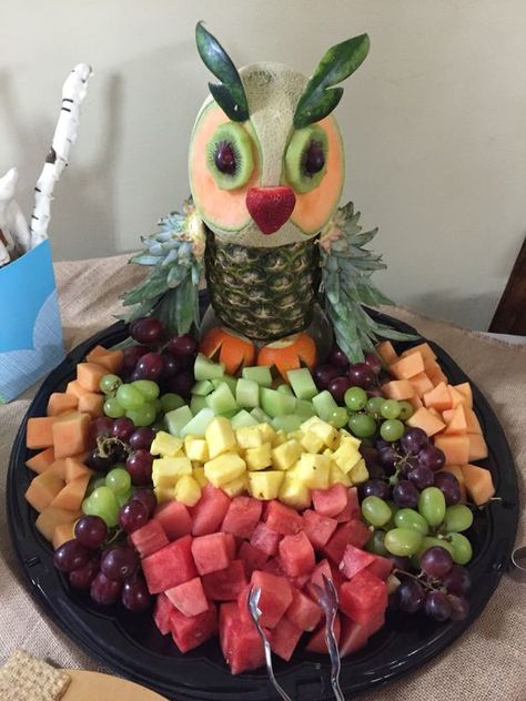 fruit platter with an owl made of different fruits will be a unique idea to serve Woodland Baby Shower Food, Baby Shower Food Ideas, Shower Food Ideas, Sprinkle Ideas, Baby Shower Fruit, Woodland Creatures Baby Shower, Fruits Decoration, Fruit Decoration, Fruit Creations