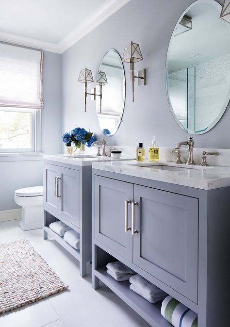 Bluish-gray for the bathroom vanities and walls makes for a lovely tiny bathroom with modern beach style - Decoist Beach House Bathroom Ideas, Modern Coastal Bathroom, Small Grey Bathrooms, House Bathroom Designs, Bathroom Vanity Ideas, Grey And White Bathroom, Beach Style Bathroom, Beach House Bathroom, Grey Bathroom Vanity