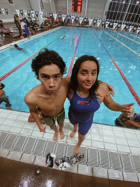 Swimmer Couple Goals, Swim Couples Swimmers, Swimmer Couples, Swimmer Couple, Swim Couples, Sport Couples Goals, Swimming Pics, Swim Camp, Swimming Photography