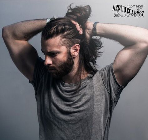 Essa é zika Man Bun Hairstyles, Undercut Long Hair, Viking Hair, Men's Long Hairstyles, Beard Hairstyle, Corte De Cabelo Masculino, Undercut Hairstyles, Curly Hair Men, Grunge Hair