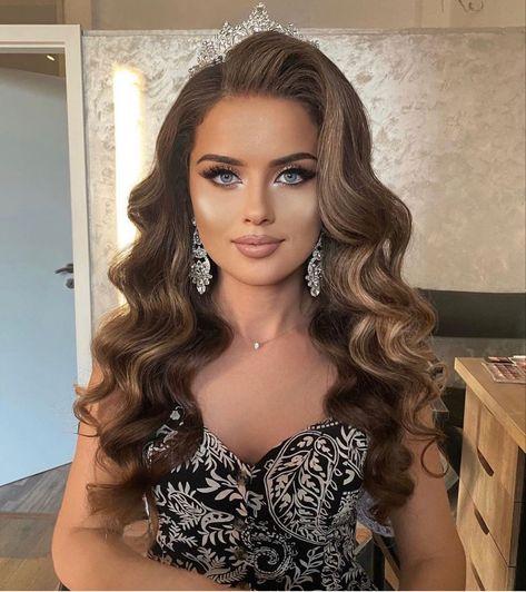 Wedding Victory Rolls, High Ponytail Hairstyles Medium Length, Down Styles For Medium Hair, Hollywood Hairstyles Wedding, Long Prom Hairstyles Down, Elegant Pageant Hair, Hollywood Waves With Volume, Formal All Down Hairstyles, Dramatic Prom Hair