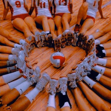 Volleyball Wallpaper, Yearbook Pictures, Volleyball Humor, Volleyball Inspiration, Volleyball Training, Volleyball Pictures, Sports Pictures, Pretty Pictures, Volleyball