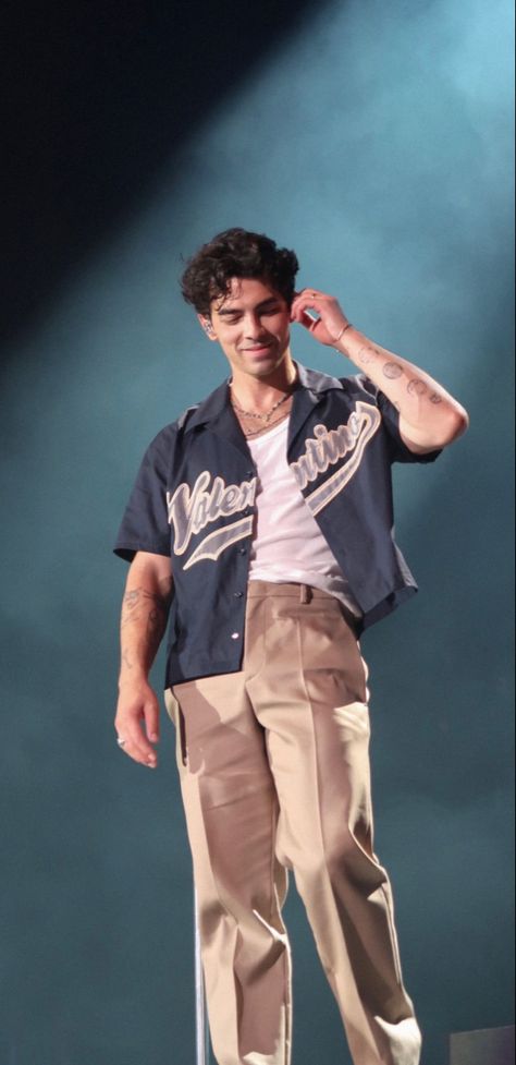 Joe Jonas Outfit Concert, Jonas Brothers Concert Nails, Joe Jonas Concert Outfits, Joe Jonas Style, Joe Jonas Fashion, Joe Jonas Wallpaper, Joe Jonas Aesthetic, Jonas Brothers Aesthetic Wallpaper, Jonas Brothers Wallpaper