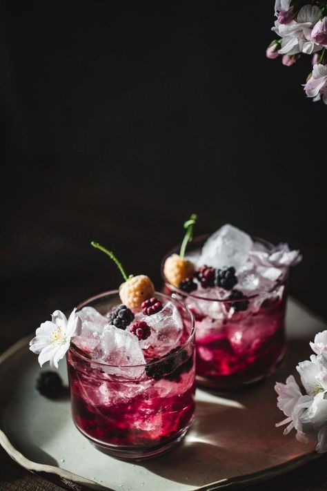 Easy Drinks To Make, Floral Drink, Virgin Cocktails, Make Simple Syrup, Colorful Drinks, Refreshing Summer Drinks, Flavored Sugar, Drink Photo, Fancy Drinks